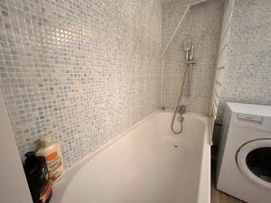 Et badeværelse på La Parenthèse de l'Eau Bénite + 18 billeder