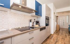 Kuchyň nebo kuchyňský kout v ubytování Beautiful Apartment In Rijeka With Wifi