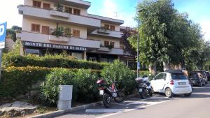 deux motocycles garés devant un bâtiment dans l'établissement Porto Azzuro Apartment 6 Beds, à Porto Azzurro