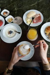 Jídlo v hotelu nebo okolí + 37 fotografií