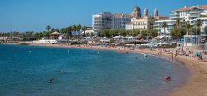 サン・ラファエルにあるÀ 100 m de la plage, balcon plein sudの水中の人々のいる浜