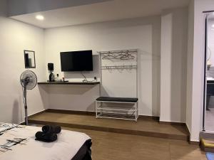 TV a/nebo společenská místnost v ubytování Hotel Lavie at Centrum