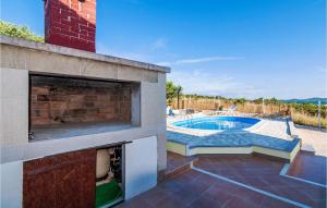 basen na patio z kominkiem w obiekcie Two-Bedroom Holiday Home In Vrana w mieście Vrana