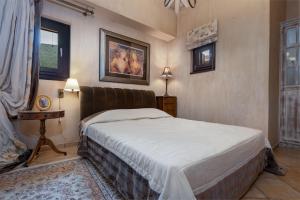 Posteľ alebo postele v izbe v ubytovaní Ostra Menalon Luxury Suites