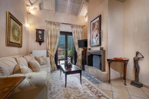 Posedenie v ubytovaní Ostra Menalon Luxury Suites