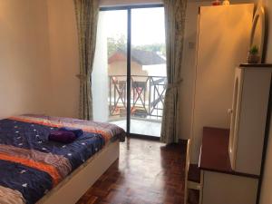 Ένα ή περισσότερα κρεβάτια σε δωμάτιο στο RAYYAN's Roomstay