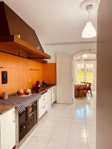 Η κουζίνα ή μικρή κουζίνα στο Alameda House +30 φωτογραφίες
