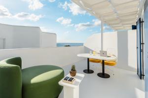 Uma área de estar em Croco Mykonos