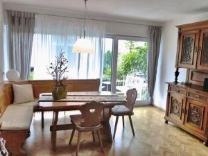 a living room with a table and chairs and a couch at Ferienwohnung Dahner-Felsenland in Dahn
