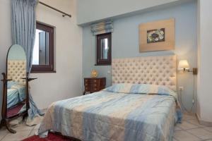 Posteľ alebo postele v izbe v ubytovaní Ostra Menalon Luxury Suites