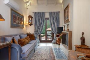 Posedenie v ubytovaní Ostra Menalon Luxury Suites