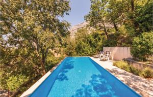Bazén v ubytování Holiday Home Gornji Tucepi 36 nebo v jeho okolí