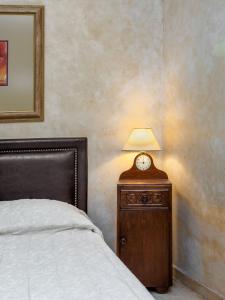 Posteľ alebo postele v izbe v ubytovaní Ostra Menalon Luxury Suites