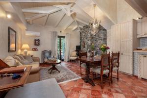 Posedenie v ubytovaní Ostra Menalon Luxury Suites