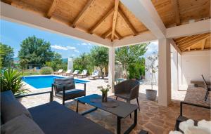 Bazén v ubytování Holiday Home Prolozac Donji Ix nebo v jeho okolí