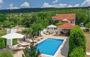 Bazén v ubytování Holiday Home Prolozac Donji Ix nebo v jeho okolí