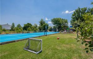 Bazén v ubytování Holiday Home Prolozac Donji Ix nebo v jeho okolí