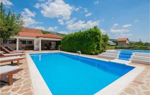 Bazén v ubytování Holiday Home Prolozac Donji Ix nebo v jeho okolí