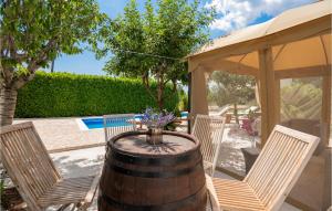 Bazén v ubytování Holiday Home Prolozac Donji Ix nebo v jeho okolí