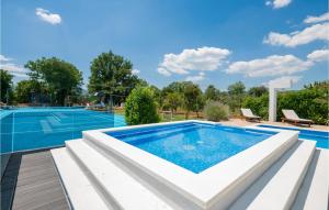 Bazén v ubytování Holiday Home Prolozac Donji Ix nebo v jeho okolí
