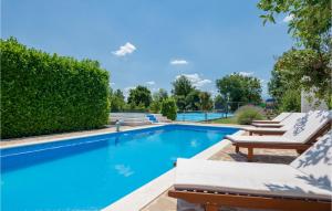 Bazén v ubytování Holiday Home Prolozac Donji Ix nebo v jeho okolí