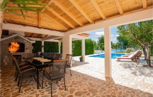 Bazén v ubytování Holiday Home Prolozac Donji Ix nebo v jeho okolí