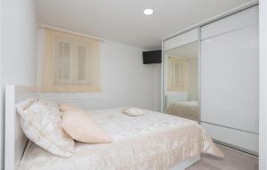 Postel nebo postele na pokoji v ubytování Holiday Home Prolozac Donji Ix