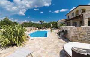 Bazén v ubytování Three-Bedroom Holiday Home In Stifanici nebo v jeho okolí