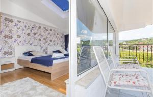 Balkón nebo terasa v ubytování 6 Bedroom Pet Friendly Home In Zmijavci