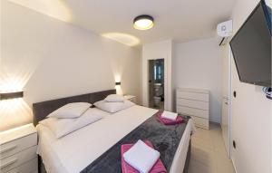 Posteľ alebo postele v izbe v ubytovaní Gorgeous Apartment In Seget Donji