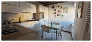 Kuchyň nebo kuchyňský kout v ubytování Vicolo Bugliolo 10 - HOME B&B