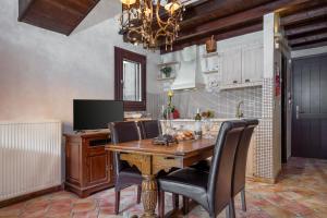 Televízia a/alebo spoločenská miestnosť v ubytovaní Ostra Menalon Luxury Suites + 27 fotografií