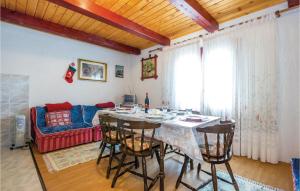 Posedenie v ubytovaní 2 Bedroom Beautiful Apartment In Stolac