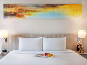 Postel nebo postele na pokoji v ubytování Ibis Styles Dragon Mart Dubai