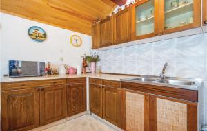Kuchyňa alebo kuchynka v ubytovaní 2 Bedroom Beautiful Apartment In Stolac