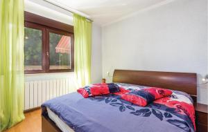 Giường trong phòng chung tại 2 Bedroom Amazing Apartment In Rijeka