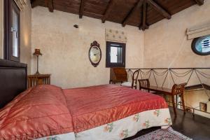 Posteľ alebo postele v izbe v ubytovaní Ostra Menalon Luxury Suites