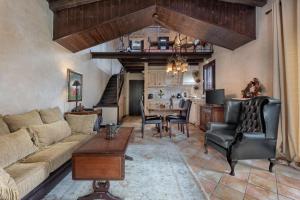 Posedenie v ubytovaní Ostra Menalon Luxury Suites