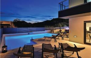 Bazén v ubytovaní Eight-Bedroom Holiday Home In Kastel Novi alebo v jeho blízkosti