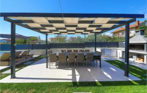 Balkón alebo terasa v ubytovaní Eight-Bedroom Holiday Home In Kastel Novi