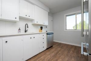 Η κουζίνα ή μικρή κουζίνα στο Highland Park Upper Suite