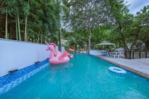 สระว่ายน้ำที่อยู่ใกล้ ๆ หรือใน 安吉季意民宿 Jiyi Boutique Homestay, Anji, Huzhou