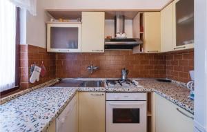 Kuchyň nebo kuchyňský kout v ubytování Two-Bedroom Apartment In Pula