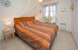 Postel nebo postele na pokoji v ubytování Cozy Home In Aigues-Mortes With Wifi