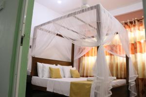 Ένα ή περισσότερα κρεβάτια σε δωμάτιο στο Sheru Guest