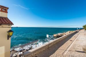 Una vista del océano desde un edificio en Beppo Sea View, en Rovinj