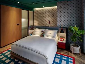 Voodi või voodid majutusasutuse 25hours Hotel Jakarta The Oddbird toas