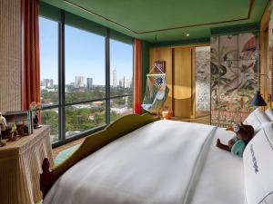 Voodi või voodid majutusasutuse 25hours Hotel Jakarta The Oddbird toas