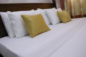 Ένα ή περισσότερα κρεβάτια σε δωμάτιο στο Sheru Guest