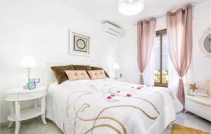 Ένα ή περισσότερα κρεβάτια σε δωμάτιο στο Stunning Apartment In Mijas Costa